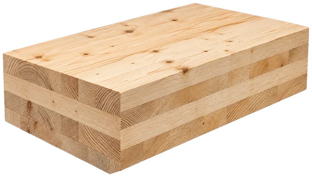 Un bloc de bois lamellé-croisé vu de trois quarts, blond clair. La face supérieure montre un fil continu, avec des nœuds ronds et des lignes de cernes allongées. Les chants révèlent l'empilement : des bandes horizontales alternent entre fil en long et bois de bout, où l'on voit les cernes concentriques. Les joints entre lames sont visibles mais serrés.