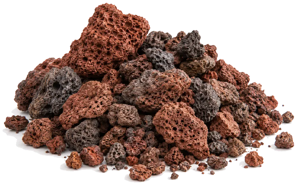 Un tas de pouzzolane concassée sur fond blanc. Les fragments, de 5 à 40 mm, vont du rouge brique au gris anthracite ; tous sont scoriacés, percés de grosses alvéoles visibles à l'œil nu et de pores plus fins. Les arêtes sont vives, la surface mate et râpeuse. Des éclats et de la poussière fine entourent la base.