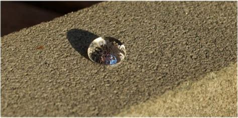 Goutte perlant sur une surface hydrofugée Goutte perlant sur une surface hydrofugée